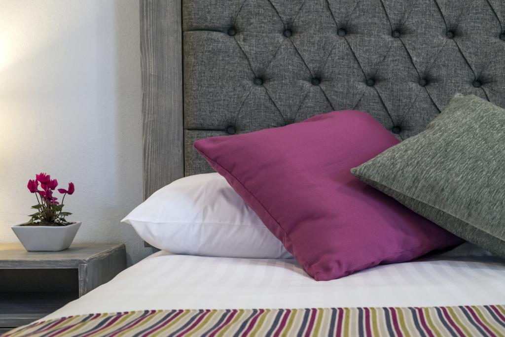 Habitación con cama extragrande.