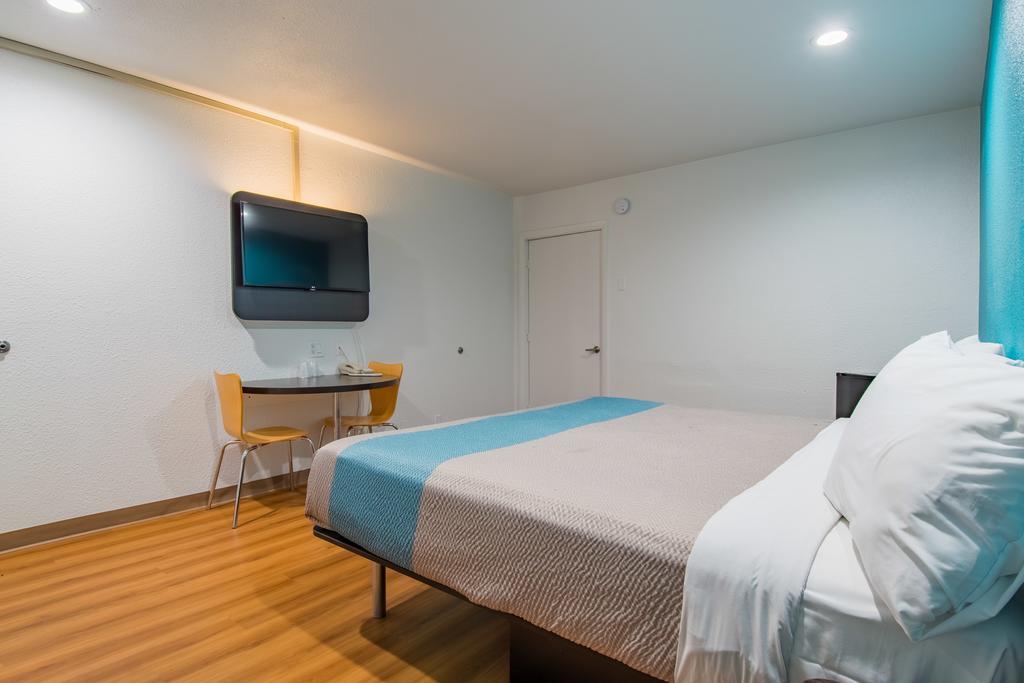 Deluxe King Room - Non-Smoking
