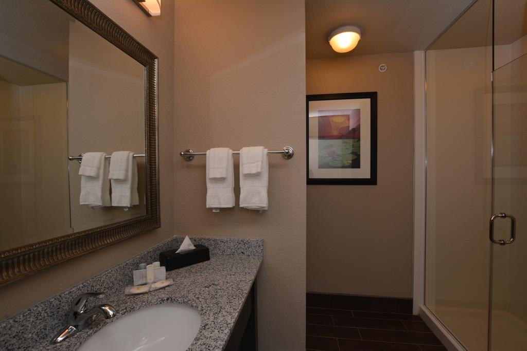 Standard King Room - Non-Smoking