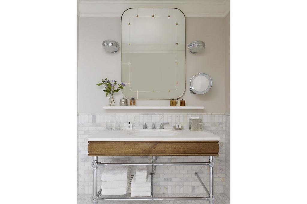 Chambre Lit King-Size avec Baignoire pour Personnes à Mobilité Réduite