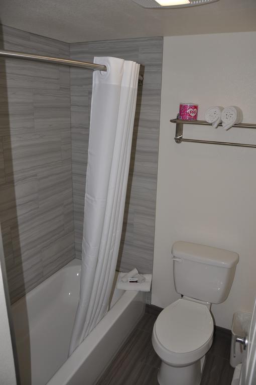 Deluxe Queen Bed Bathtub Smoking