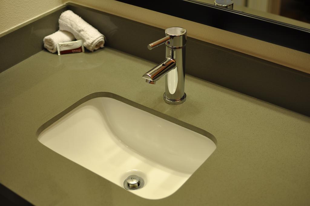 Deluxe Queen Bed Bathtub Smoking