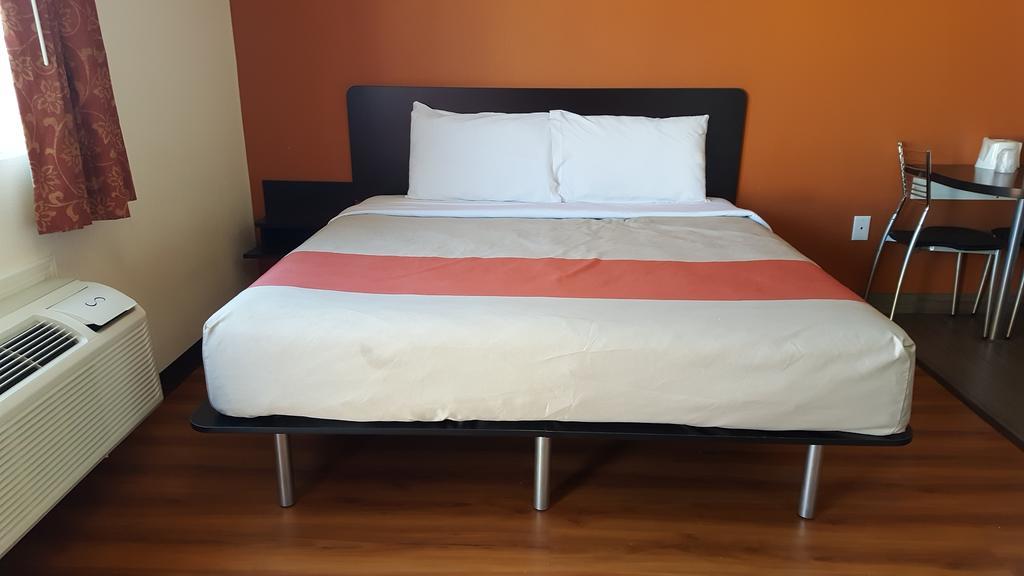 Deluxe King Suite w or Kitchenette Bathtub Non Smoking