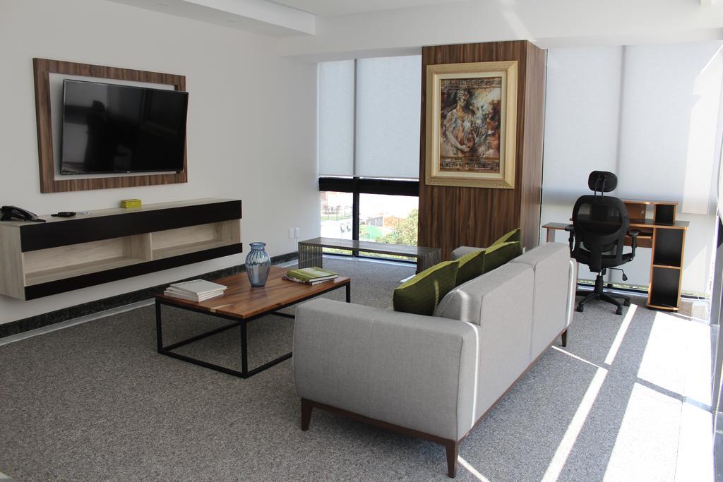 Deluxe Queen Suite