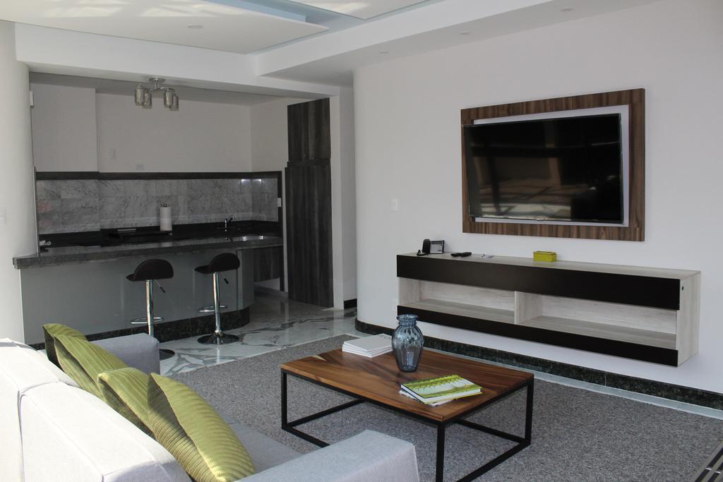 Deluxe Queen Suite