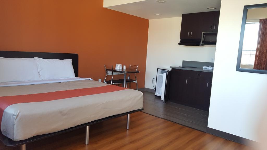 Deluxe King Suite w or Kitchenette Bathtub Non Smoking