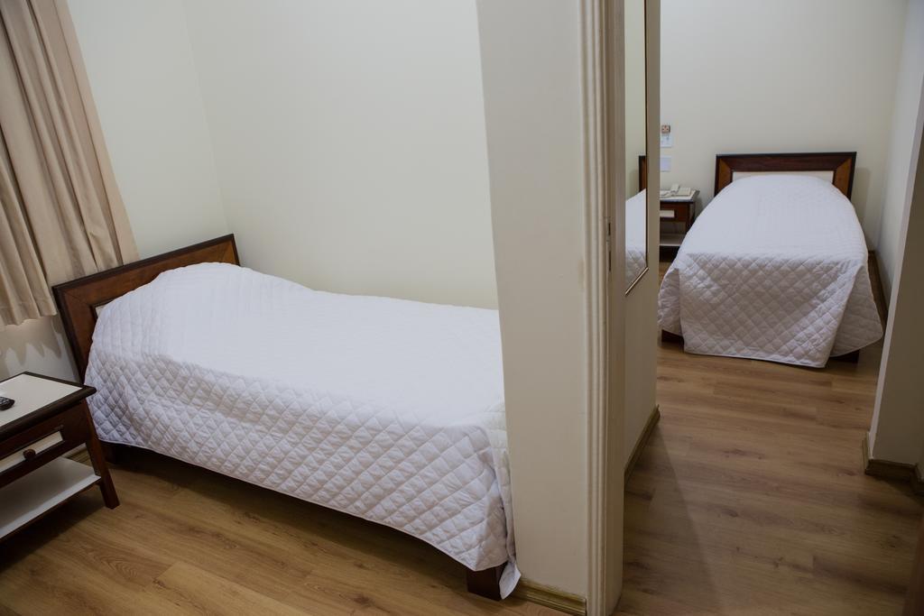 Quarto Família (5 Adultos)