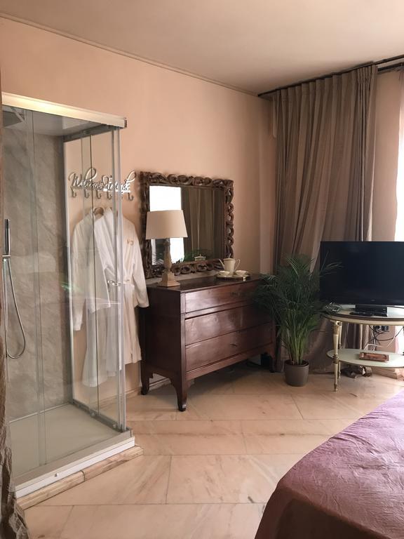Deluxe Double Room Shower