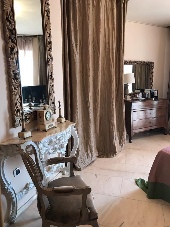 Deluxe Double Room Shower