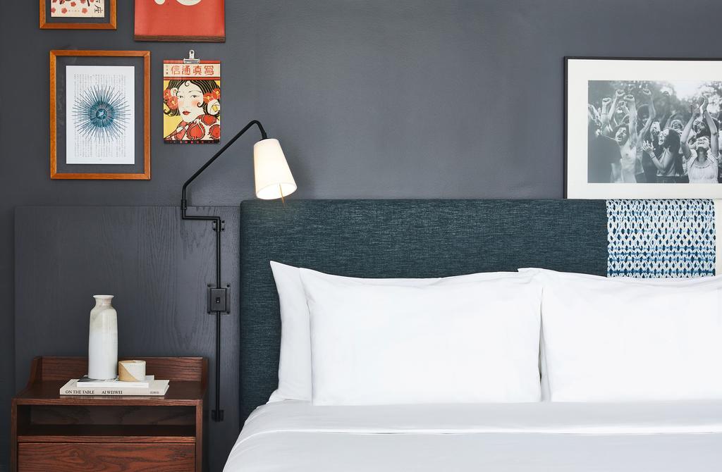Zimmer mit Kingsize-Bett