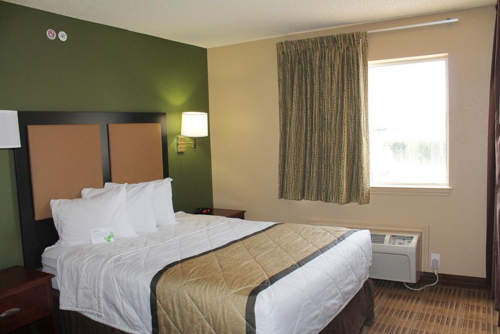 Deluxe Studio 1 Queen Bed Non-Smoking