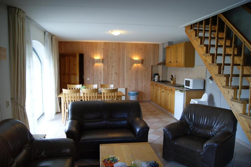 Three-Bedroom Apartment,112558731:JPEG