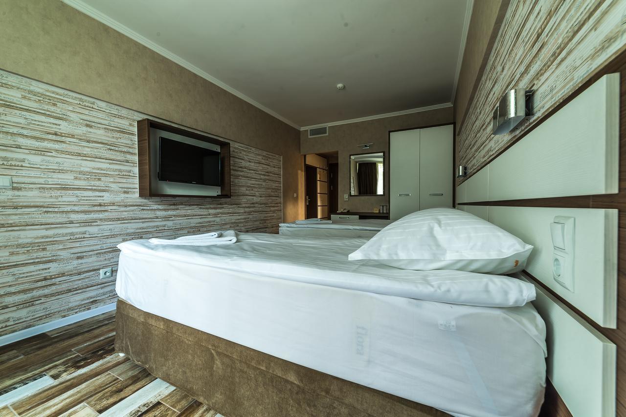 Doppel-/Zweibettzimmer mit Balkon