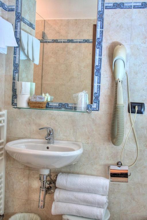 Classic Triple Room,1197244012:JPEG