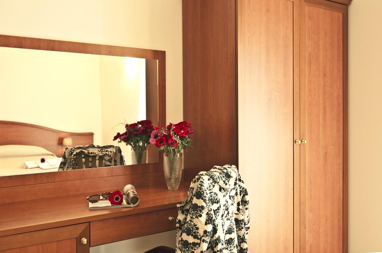 Double or Twin Room,529953756:JPEG