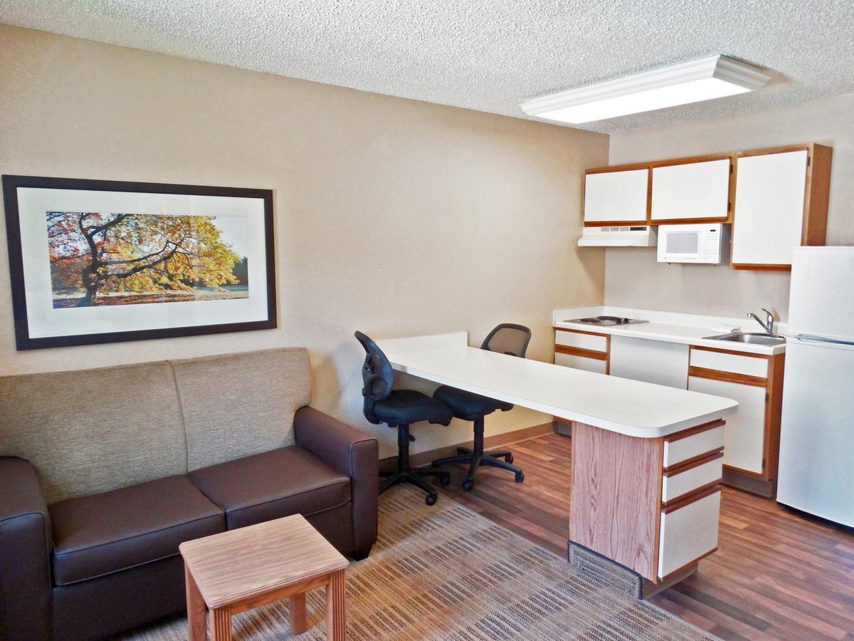 Deluxe Studio with 1 Queen Bed - Non-Smoking