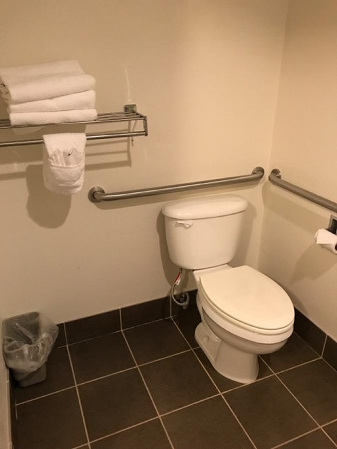 King Room with Bath Tub with Grab Bars- Mobility Accessible/Non-Smoking