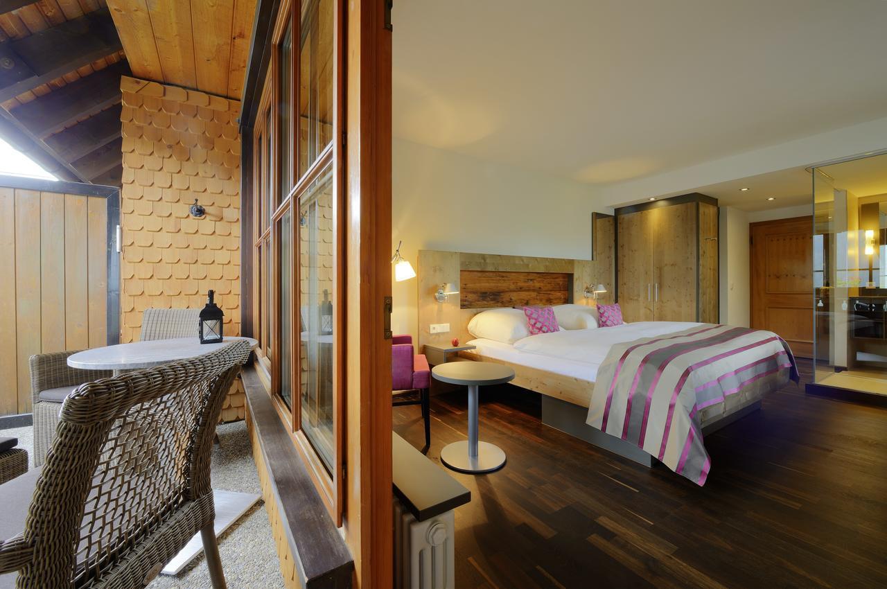 Deluxe Double Room with Lake View and Corner Balcony