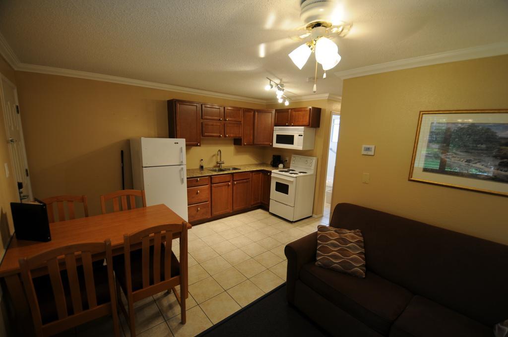 Queen suite with Kitchenette - Non-Smoking