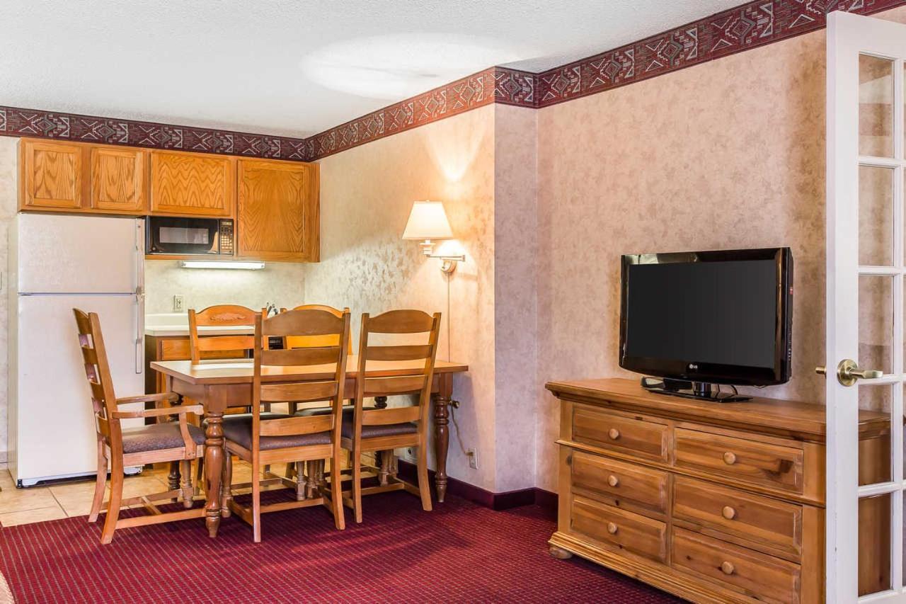 Double Suite with Two Double Beds - Non-Smoking
