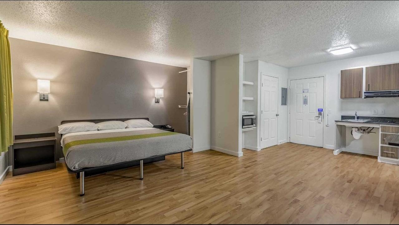 Deluxe Queen Room - Non-Smoking