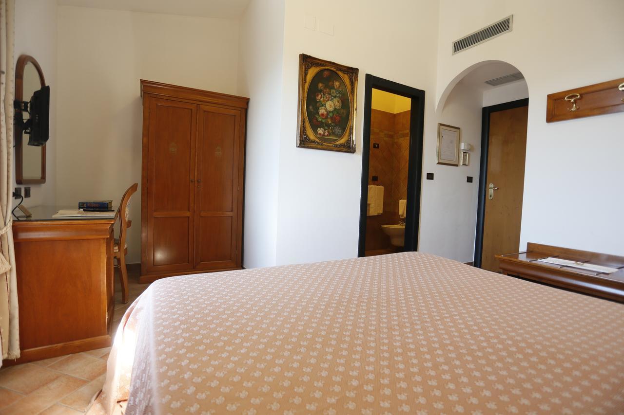 Standard Double or Twin Room,561056283:JPEG