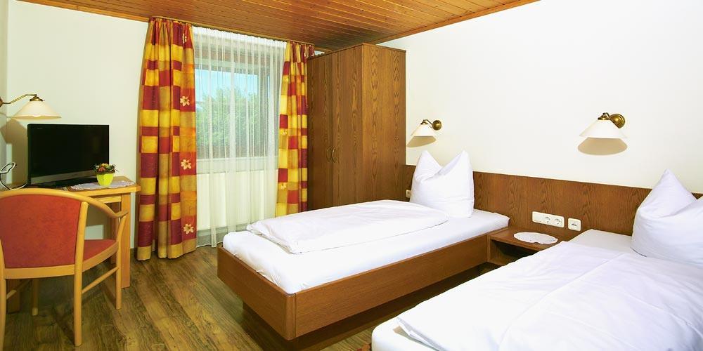 Kleines Zweibettzimmer