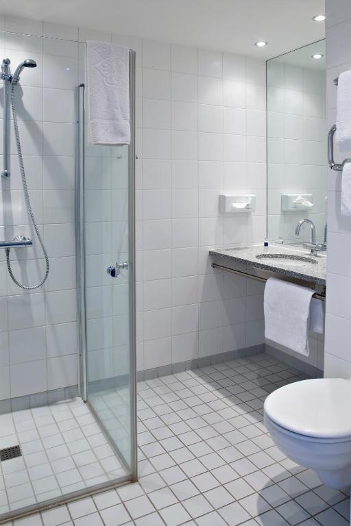 Standard Queen Room with Walk-In Shower - Non-Smoking