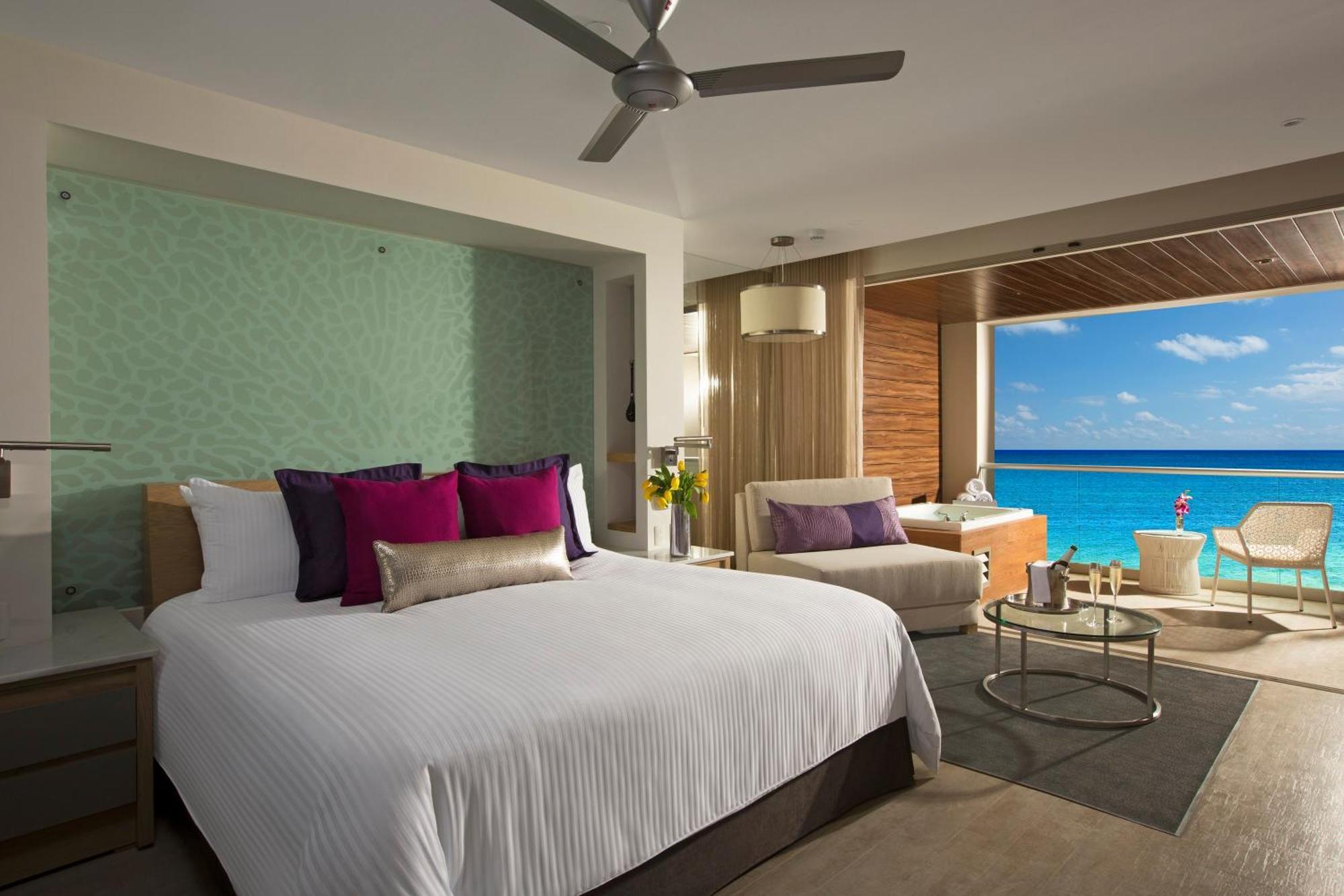 Junior Suite Xhale Club mit Doppelbett und Whirlpool zur Meerseite