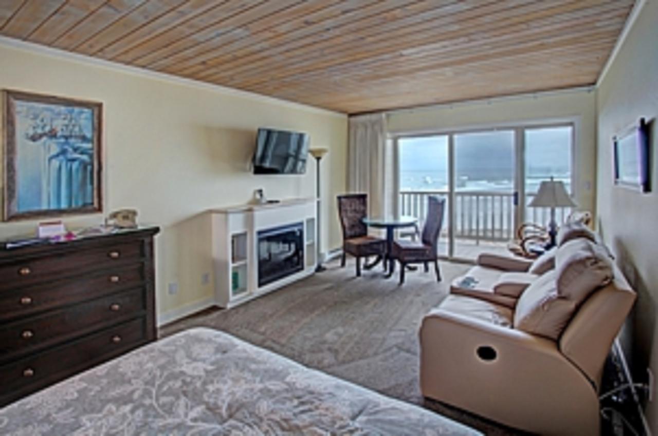 Queen Studio Ocean Front No Pets Allowed