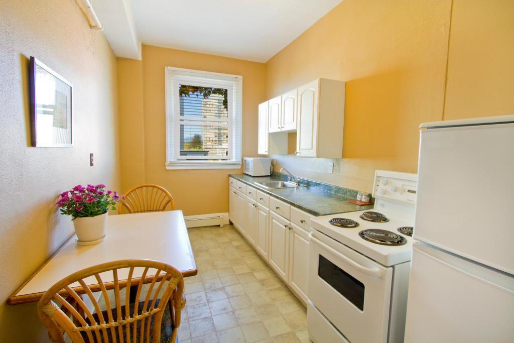One-Bedroom Suite with Kitchen