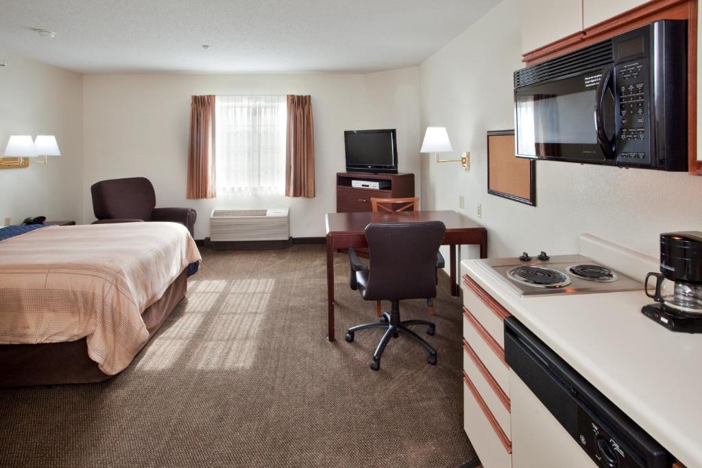 One-Bedroom Queen Room with Mobility Accessible Tub - Non-Smoking