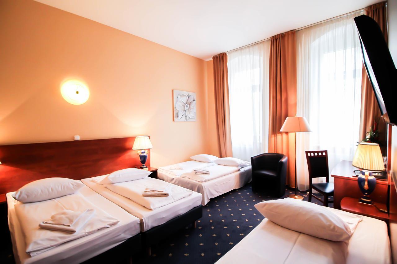 Quintuple Room