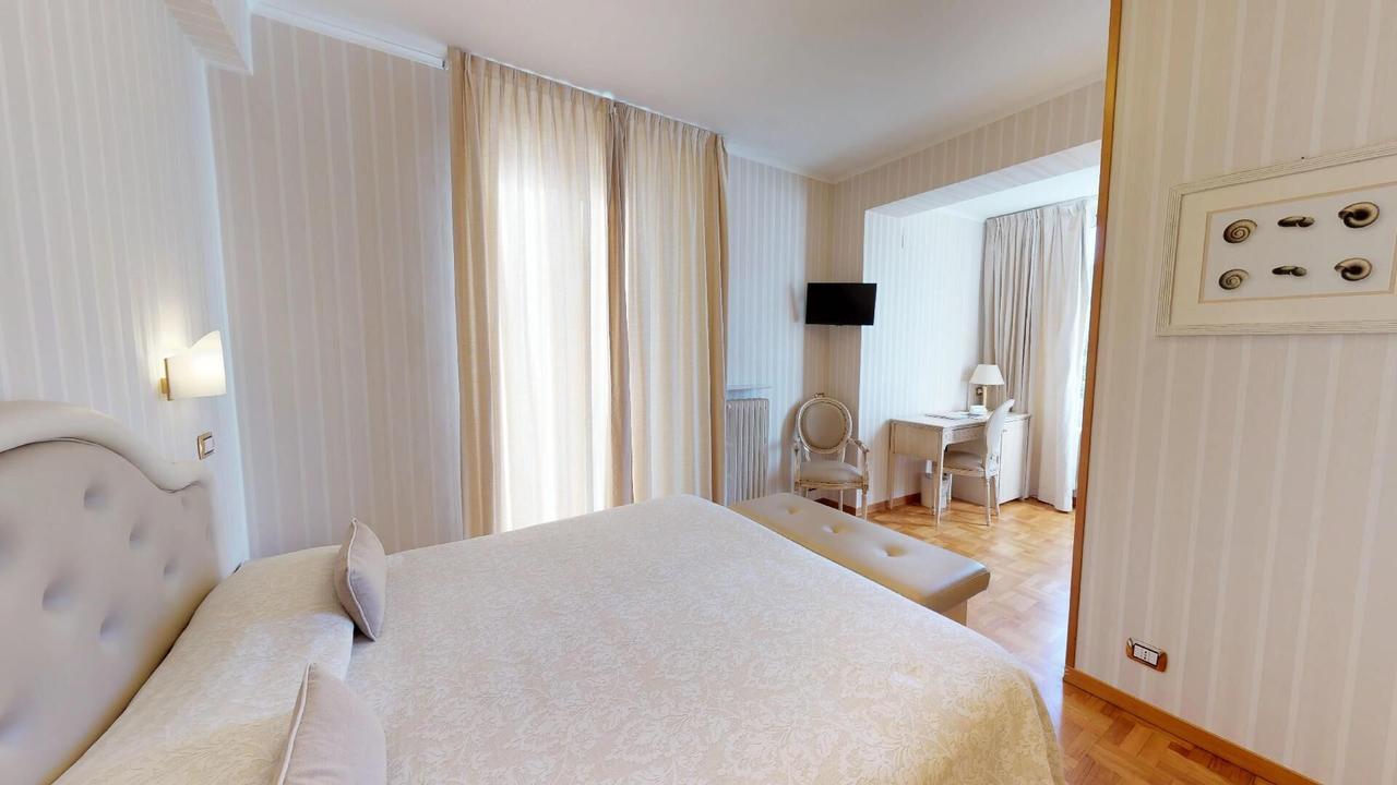 Double or Twin Room Sea View Beach Access,631077570:JPEG