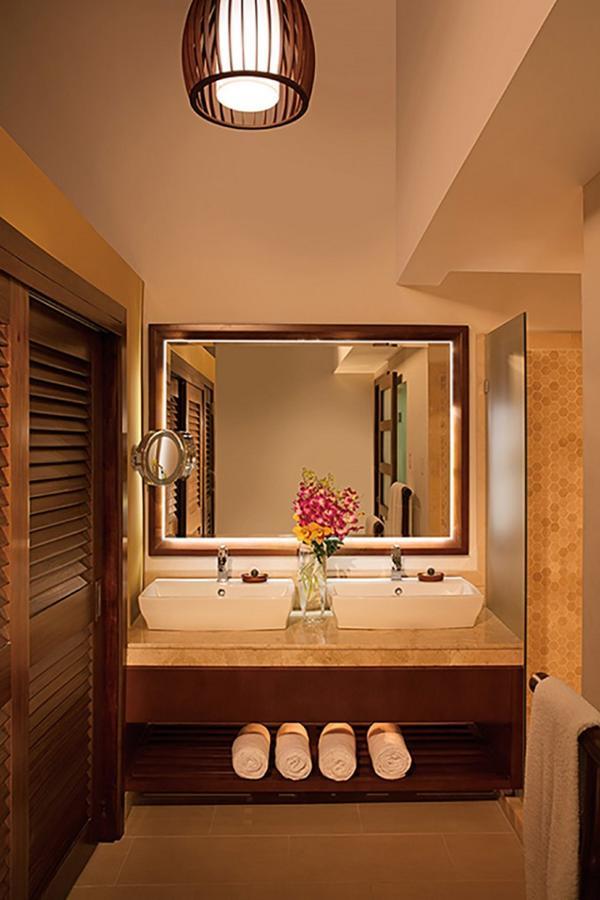 Junior Suite Swim Out Tropical View King