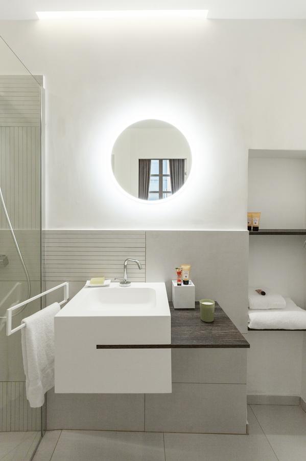 Deluxe Double Room Shower