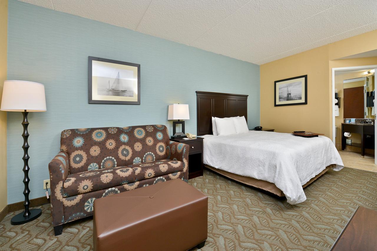 Accessible King Suite with Sofa Bed - Non Smoking