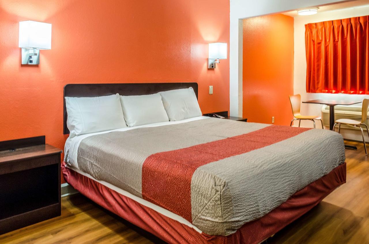 Deluxe King Room - Non-Smoking
