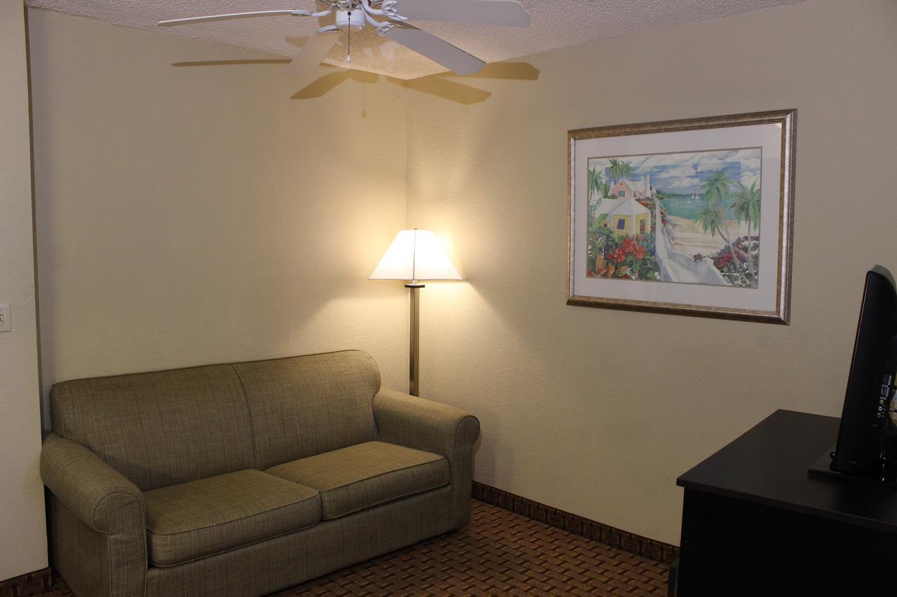 One-Bedroom King Suite Sofa-Bed Non-Smoking,642047757:JPEG