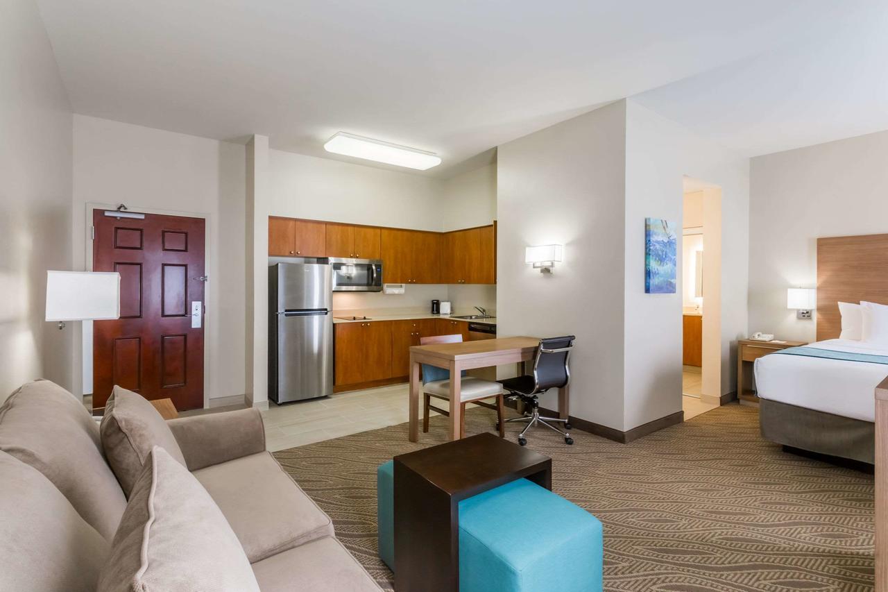 King Studio Suite with Pool View - Non-Smoking