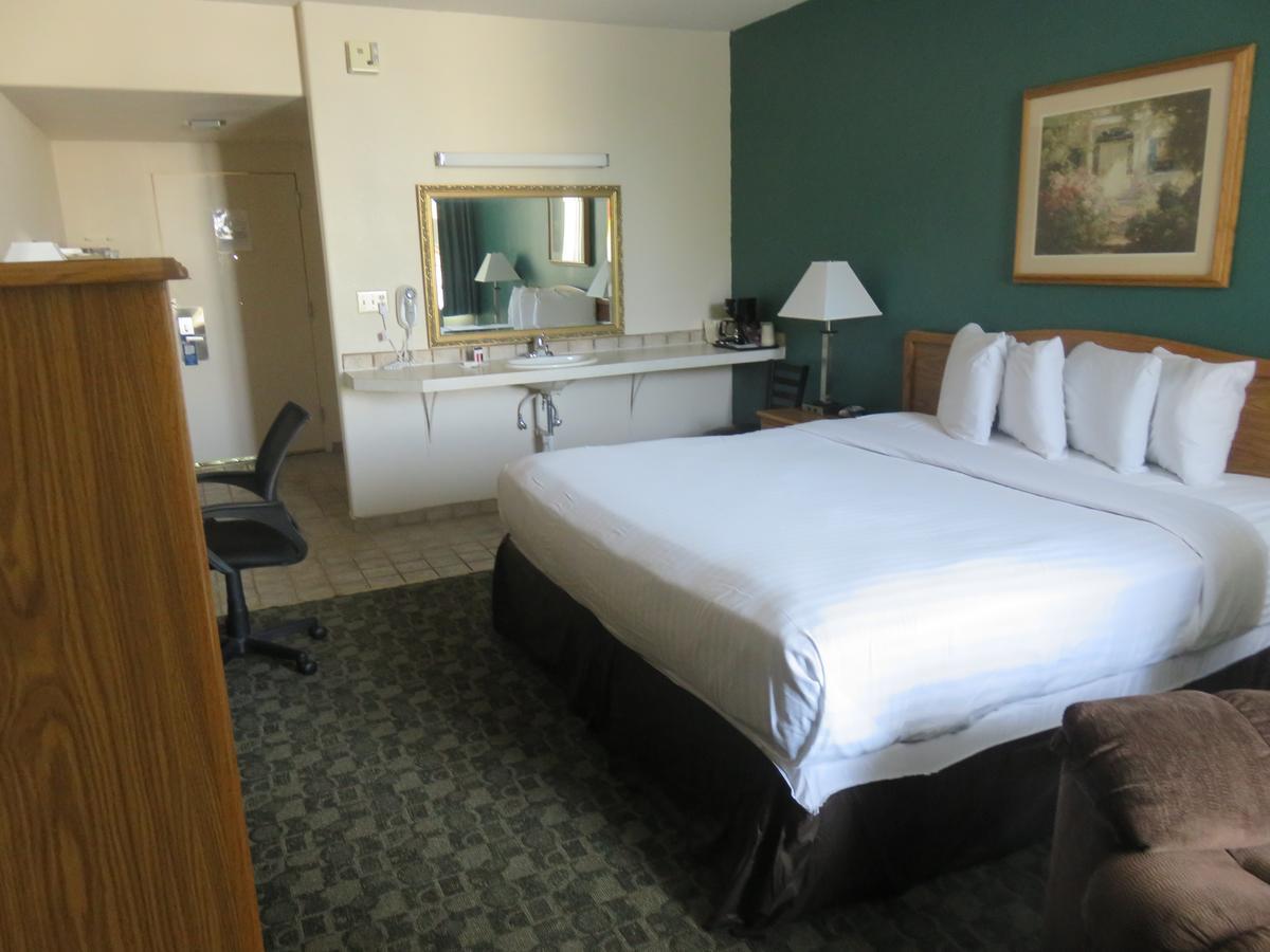 King Room Roll Shower Mobility Access or Non-Smoking,644855922:JPEG