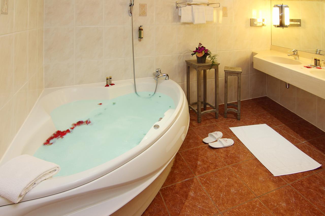 Suite Balneo Bath or Shower