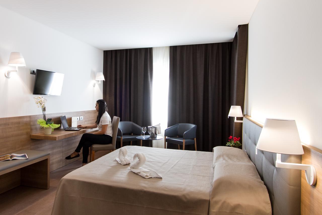 One-Bedroom Queen Suite Disability Access