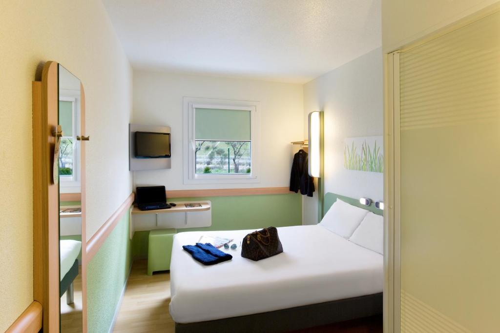 Habitación con cama grande