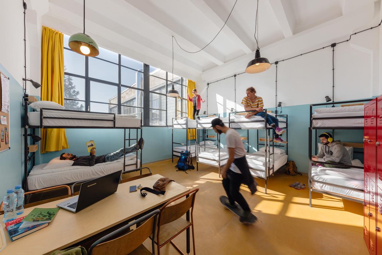 Bed in een Gemengde Slaapzaal met 10 Bedden