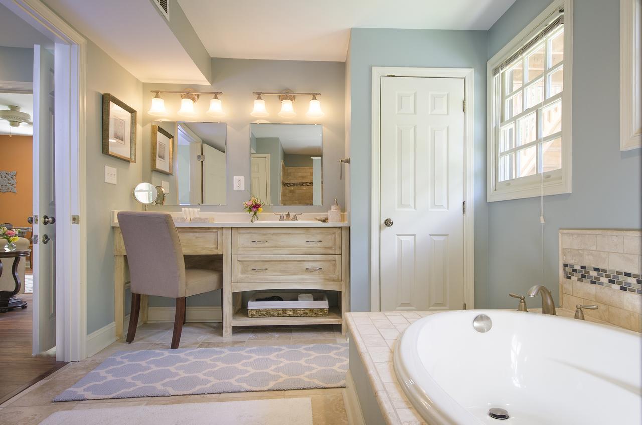 Deluxe Queen Suite