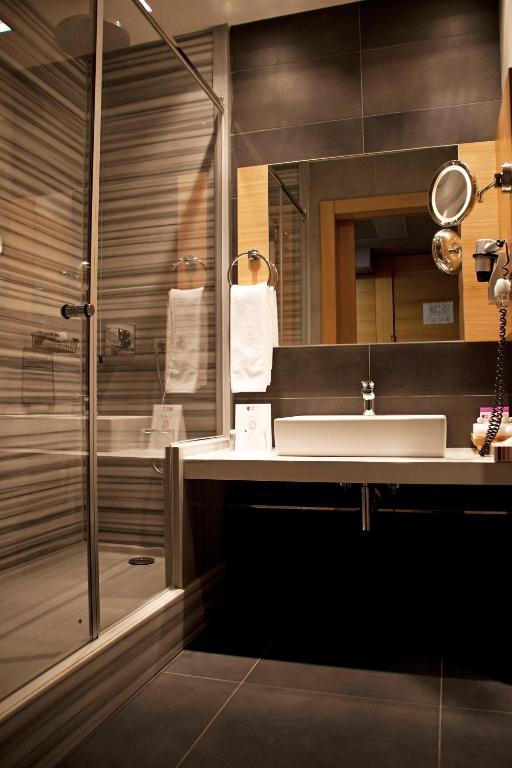 Executive Senior Suite  with Access to Executive Lounge
