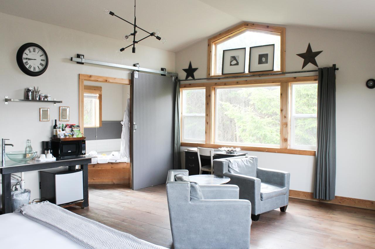 Deluxe King Suite - Pet Friendly