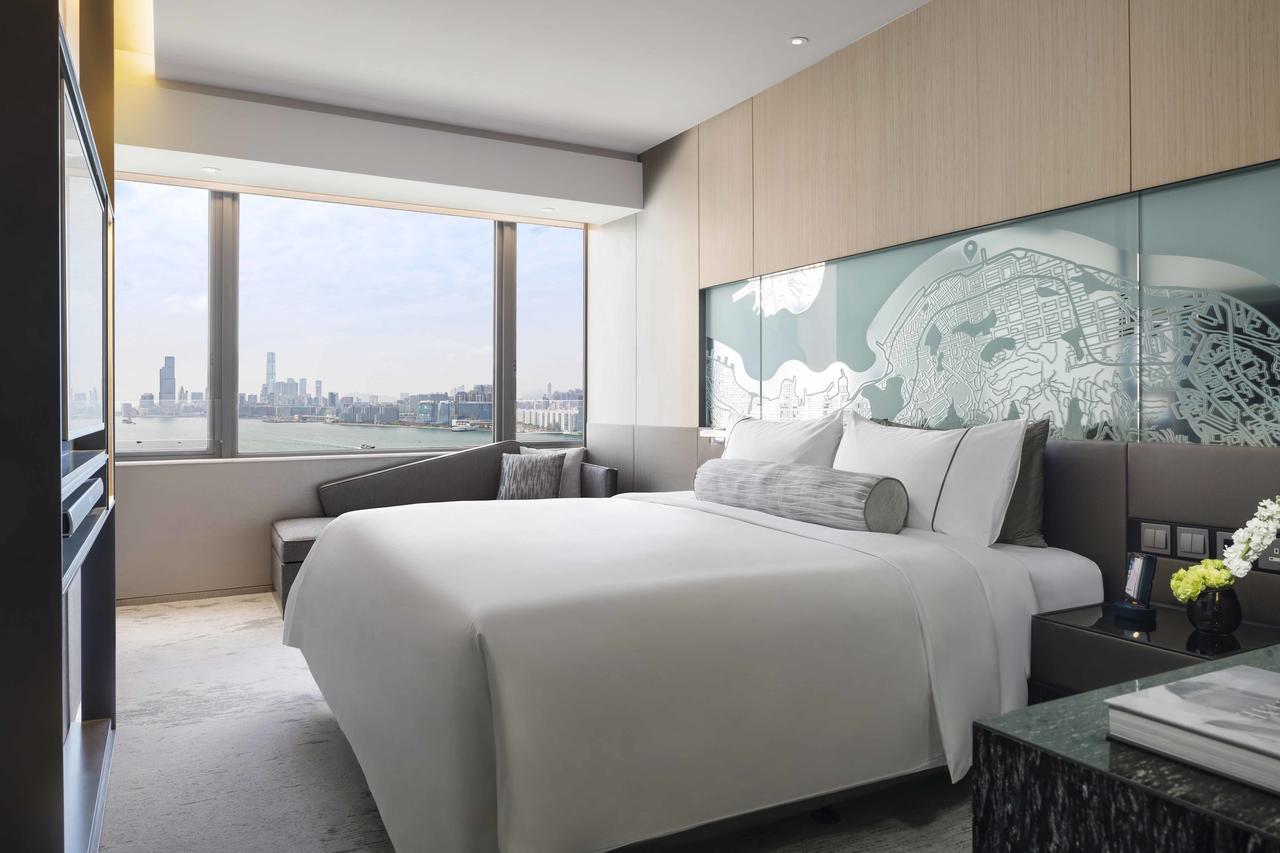 Zimmer mit Kingsize-Bett und Hafenblick