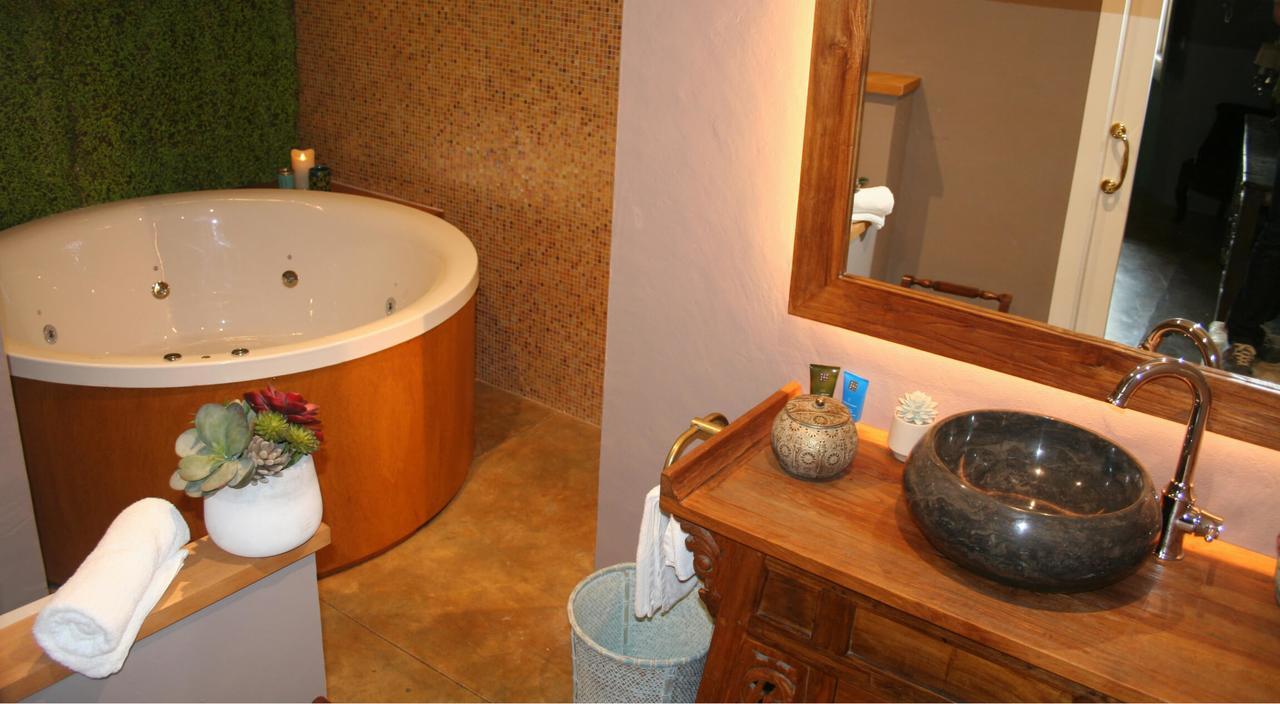 Deluxe Suite Spa Bath